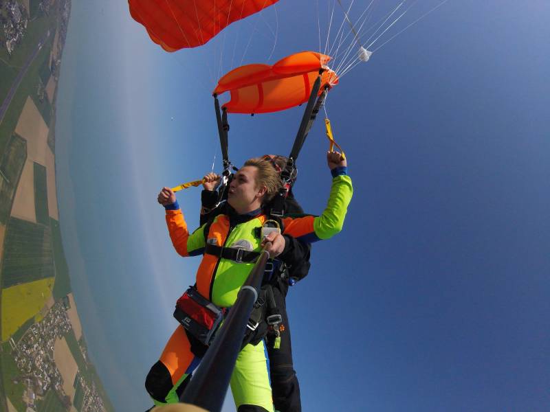 Saut en parachute avec demande en mariage