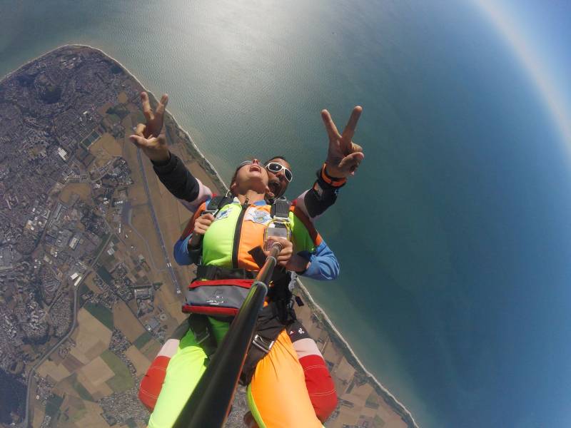 Idée cadeaux pour les 18 ans : un baptême de saut en parachute au-dessus de la mer, près de Cany-Barville