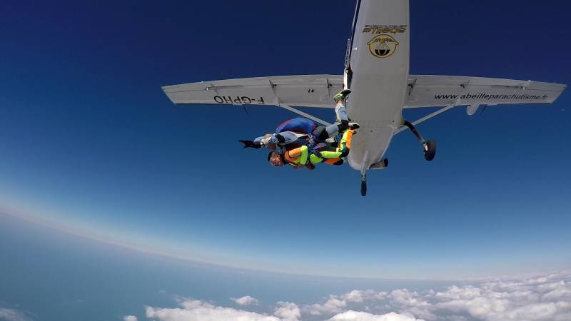 Réaliser un saut en parachute cet été au-dessus du Mont St-Michel