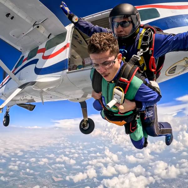 Réserver un saut en parachute surprise en Normandie pour le printemps 2025 : idée cadeau d'anniversaire