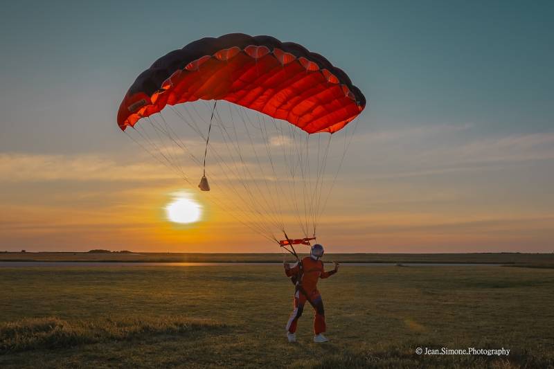 Idée cadeau de Noël à Cherbourg (50100) : offrir un bon cadeau pour un saut en parachute