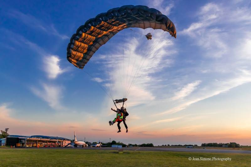 Idée cadeau de Noël à Lisieux (14100) : offrir un saut en parachute pour une expérience unique