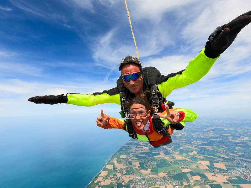 Offrir un cadeau sportif pour Noël à Vire (14500) : un bon pour un saut en parachute