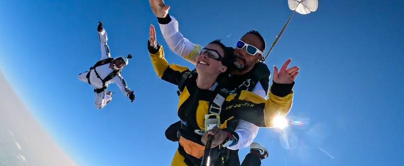Idée cadeau de Noël à Coutances (50200) : offrir un saut en parachute en bon cadeau