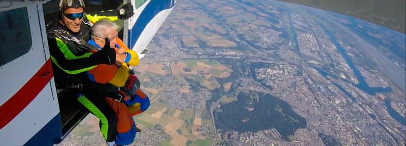 Idée cadeau de Noël à Granville (50400) : offrir un bon cadeau pour un saut en parachute