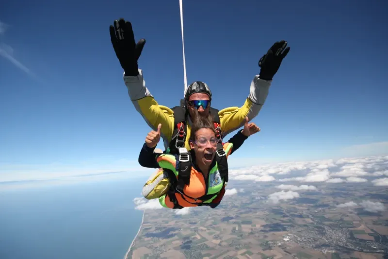 Saut en parachute à Etretat avec Abeille Parachutisme
